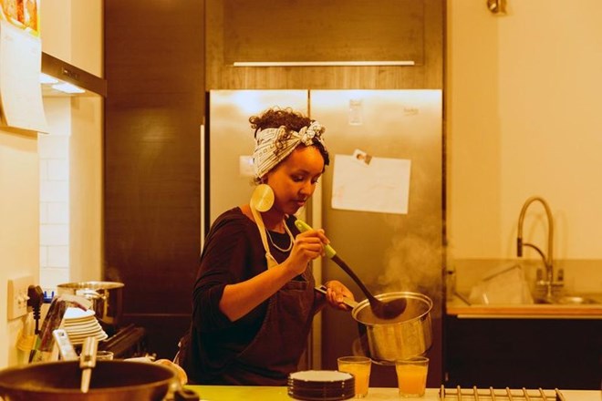 Ismail behind the scenes. Photo by Emli Bendixen & The Matatu Kitchen