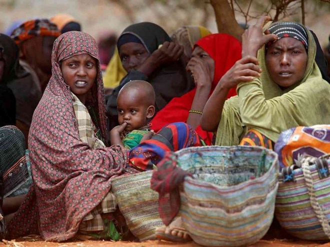 Internally displaced Somali women wait for relief food at a distribution centre organized by a Qatar charity after fleeing from drought stricken regions in Baidoa, west of Somalia's capital Mogadishu, April 9, 2017. /REUTERS