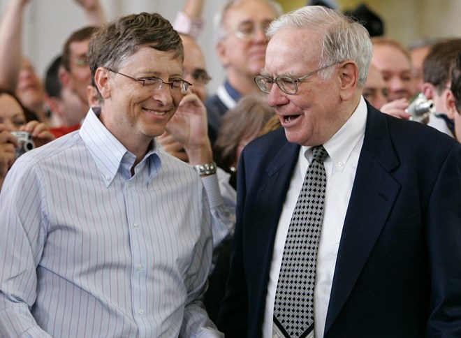 Bill Gates (L) and Warren Buffett (R).