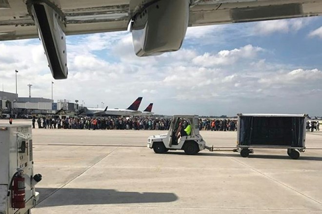 Passengers gather on the tarmac of the Fort Lauderdale-Hollywood airport in Florida after a gunman opened fire, killing five people and injuring 8 on January 06, 2017 © COURTESY OF TAYLOR ELENBURG/AFP / Taylor ELENBURG