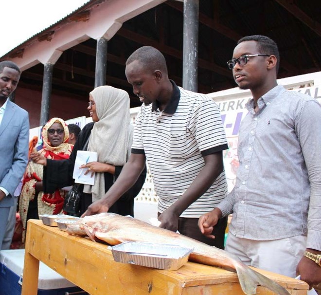 Young men and women speak about their fishing trade, during an International Youth Day job fair, in Dhusamareeb, Galmadug, August 2018, as part of a series of job fairs held around the country by Federal Member States in collaboration with the Federal Government and the UN.