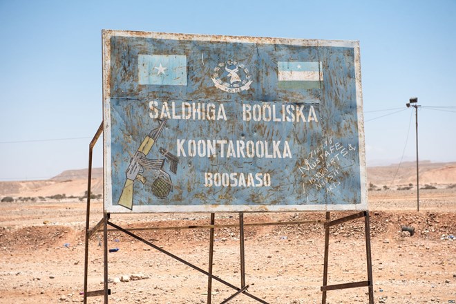 A sign marks a checkpoint and warns against illegal weapons in the desert leading to the city of Bossaso in the semi-autonomous state of Puntland in northern Somalia, March 25, 2018. (J. Patinkin/VOA)