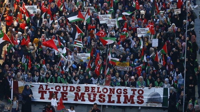 Pro-Islamist demonstrators march during a protest in support of Palestinians and against the U.S. moving its embassy to Jerusalem, in Istanbul, Turkey May 14, 2018. Osman Orsal / Reuters