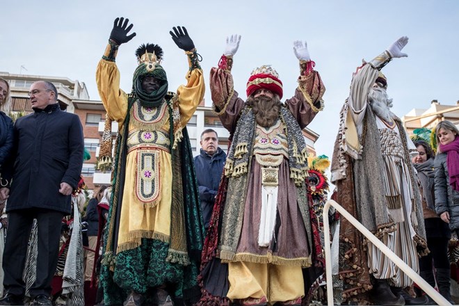 Carles Pellicer, the mayor of Reus, left, Honoré as King Balthazar and local residents as Kings Melchior and Gaspar being officially presented at the parade. January 2019.CreditEdu Bayer