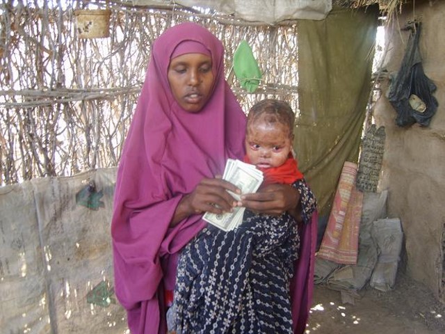 Soomaali ku dhaqan Switzerland oo deeq lacageed gaarsiiyay Hooyo Soomaaliyeed oo heysata Wiil yar oo Xanuunsanaya.