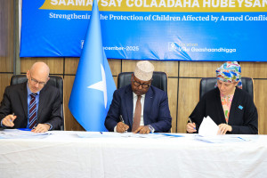 Soomaaliya iyo Qaramada Midoobay oo kala saxiixday hagaha hirgelinta Qorshaha 2025 ee Ilaalinta Carruurta ay saameeyeen Colaadaha