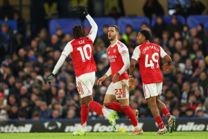 Arsenal held by 10-man Chelsea, Isak sets up much-needed Liverpool win and Man United beats Palace