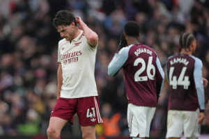Arsenal stunned late by Aston Villa, Man City closes gap and Liverpool draws